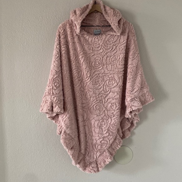 Le Moda Plush Rose Blush Ruffle Poncho One Size - Picture 2 of 2